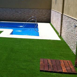 Piscina con cesped artificial